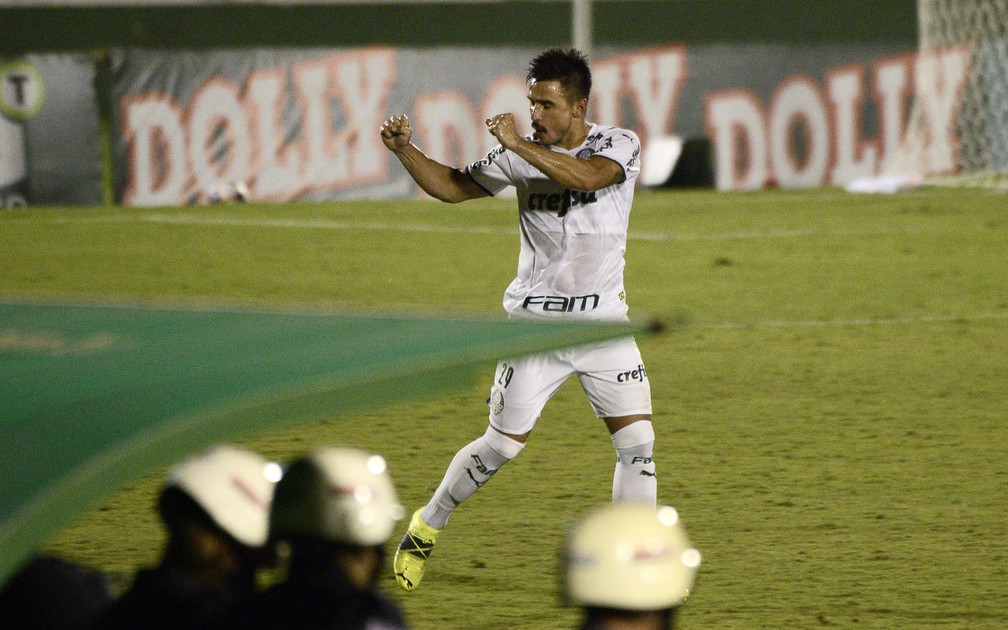 Willian comemora o gol contra o Guarani — Foto: Marcos Ribolli