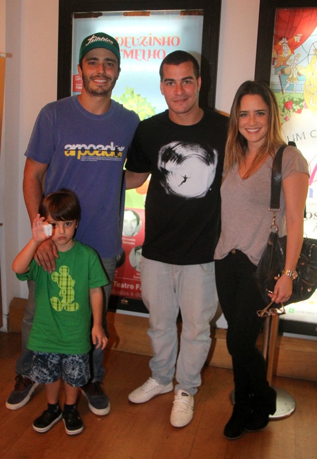 Thiago Rodrigues, o filho Gabriel, Thiago Martins e Fernanda Vasconcellos (Foto: Daniel Delmiro/AgNews)