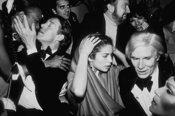 A festa de passagem de ano de 1978 para 1979 no Studio 54, com o designer Halston, a modelo Bianca Jagger, o cineasta Jack Haley, Jr., a cantora Liza Minnelli e o artista plástico Andy Warhol. (Foto: Getty Images)