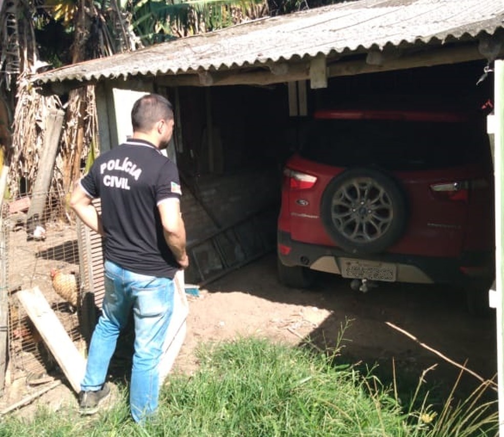 Carro do foragido foi encontrado em um galpão próximo ao local do crime — Foto: Polícia Civil / Divulgação