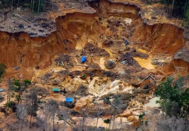 Estima-se que a mineração ilegal destruiu uma área equivalente a 500 campos de futebol no território Yanomami em 2020 (Foto: GREENPEACE via BBC)