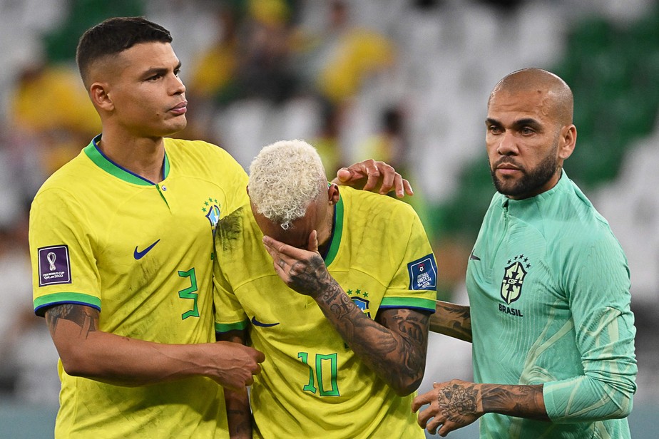 Neymar chora após a eliminação do Brasil, consolado por Thiago Silva (à esquerda) e Daniel Alves