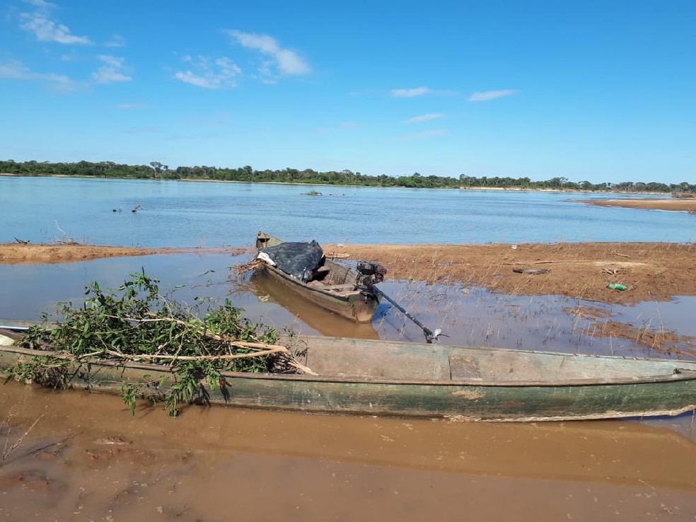 Embarcações onde os caçadores esconderam os animais foram apreendidas — Foto: Sema-MT