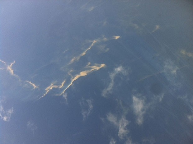 Imagem aérea mostra rastro de óleo encontrado por aeronave do Vietnã durante buscas por avião da Malaysia Airlines que desapareceu a caminho da China (Foto: Trung Hieu/Thanh Nien Newspaper/Reuters)