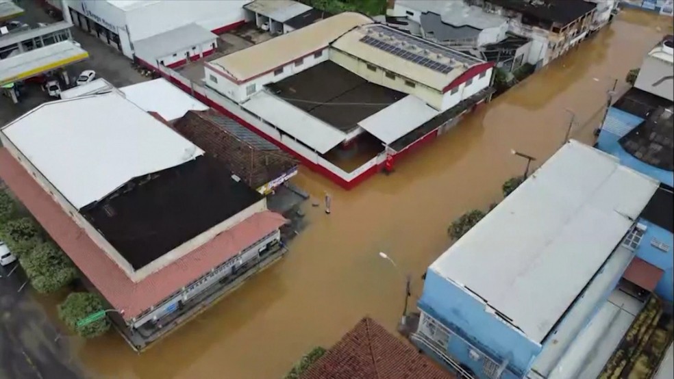 Ruas invadidas pela água em Bom Jesus do Norte, Sul do ES — Foto: Reprodução/TV Gazeta
