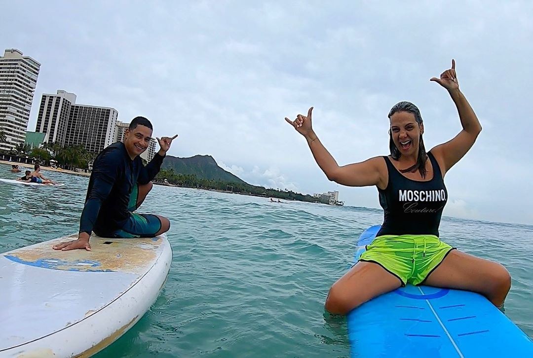 Carla Perez surfa pela primeira vez (Foto: Reprodução Instagram)