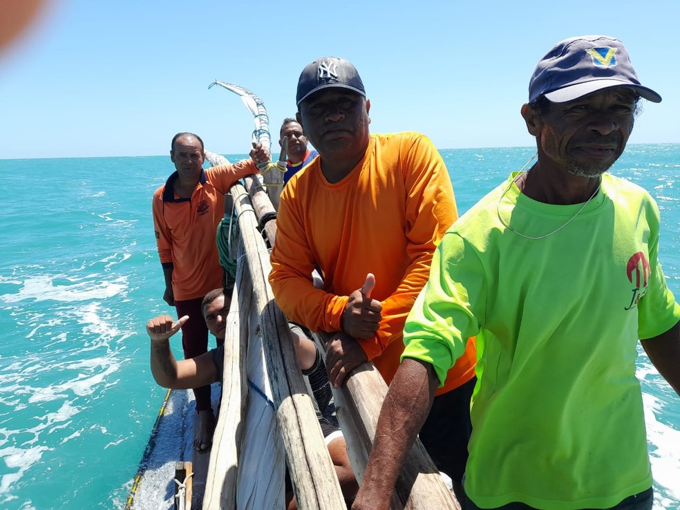 Pescadores que estavam desaparecidos há dois dias foram encontrados na Praia de Uruaú, no Ceará — Foto: Reprodução