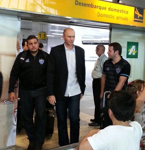Gilmar Dal Pozzo, técnico do Paysandu, desembarca em Belém (Foto: Brenno Rayol/TV Liberal)