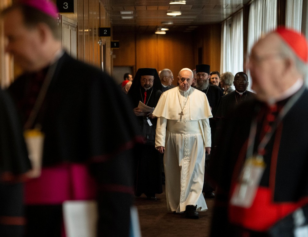 Papa Francisco durante encontro para discutir os casos de pedofilia e abuso sexual na Igreja Católica, em 2019 — Foto: Vatican Media/­Divulgação via Reuters