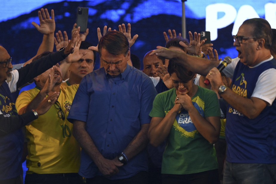 Silas Malafaia faz oração por  Bolsonaro ao lado da primeira-dama, Michelle, na Marcha para Jesus no Rio