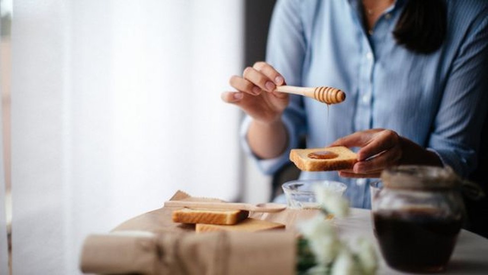 Por ser muito rico em açúcar, o mel deve ser consumido com moderação — Foto: Getty Images