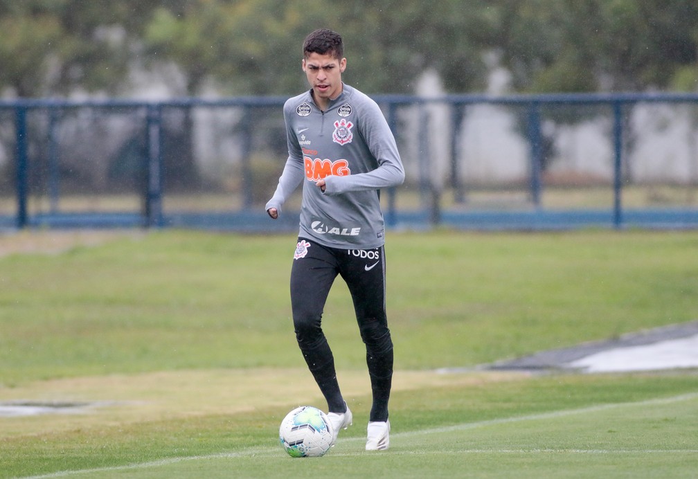 Um turno após estreia, comissão técnica do Corinthians prepara retorno de Gabriel Pereira