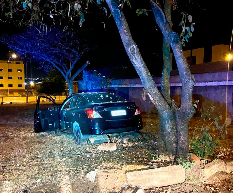Motorista embriagada foge de blitz no DF e bate carro em árvore — Foto: PMDF/Divulgação