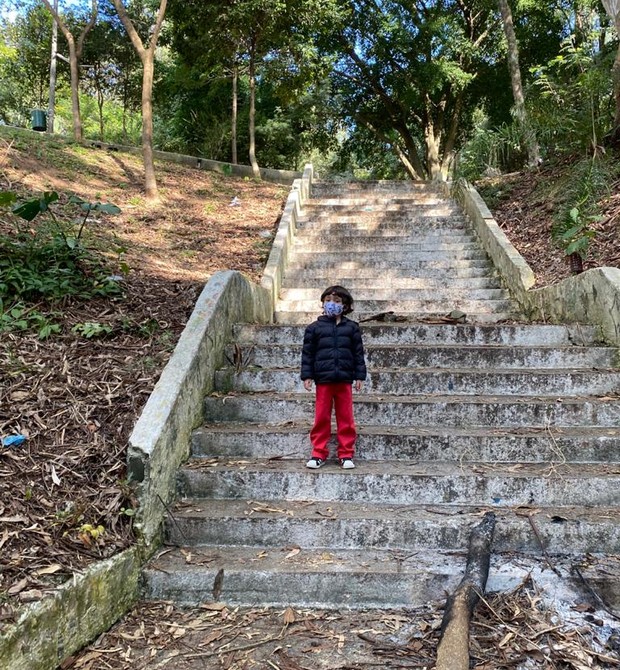 Martin, filho de Tainá Müller, em seu passeio pelas ruas (Foto: Arquivo pessoal)