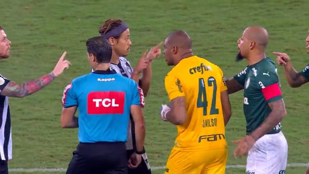 Honda faz sinal do VAR para Felipe Melo após gol do Botafogo — Foto: Reprodução