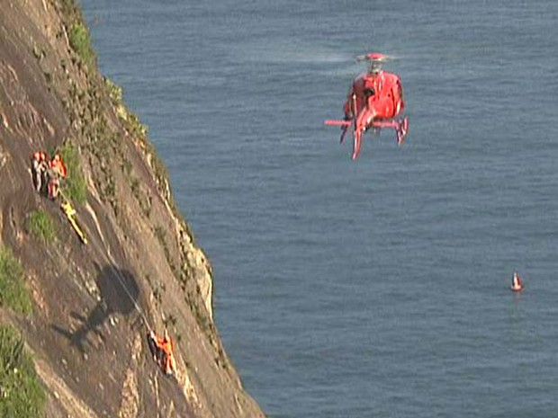 Helicóptero do Corpo de Bombeiros resgate alpinista no Pão de Açúcar (Foto: Reprodução/ TV Globo)