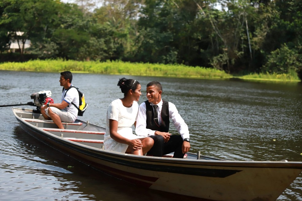 Casais foram de barco até a cerimônia  — Foto: Pedro Devani/Secom-AC