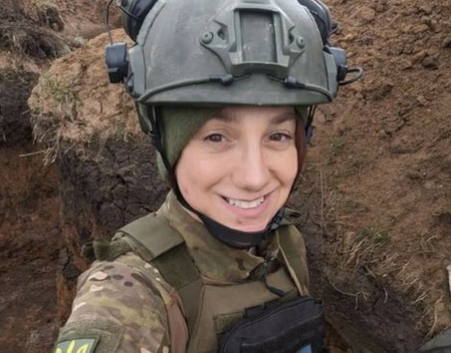 Sarah Ashton-Cirillo, mulher trans, americana e jornalista que hoje é sargento das Forças Armadas ucranianas