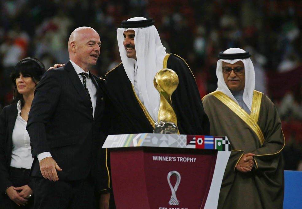 Presidente da Fifa, Gianni Infantino, ao lado do Emir do Catar, Tamim bin Hamad Al Thani, durante cerimônia de premiação da Copa Árabe, encerrada no domingo em Doha — Foto: Reuters