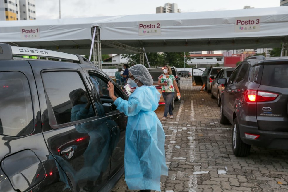 Governo do Ceará estuda ampliar o horário de funcionamento dos drive-thrus da vacinação contra a Covid-19 — Foto: Camila Lima/Sistema Verdes Mares