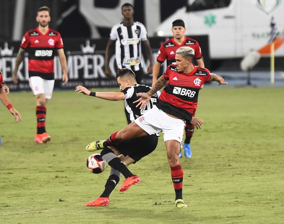 Pedro, do Flamengo, em ação contra o Botafogo — Foto: André Durão