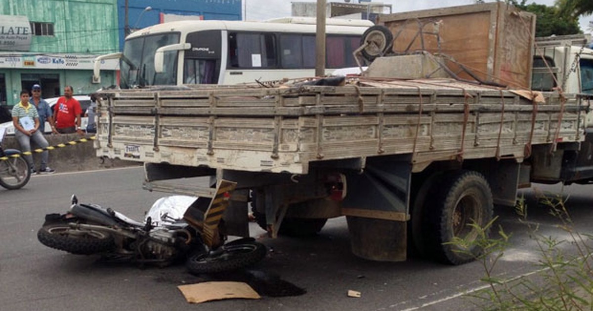 G1 No Recife Motoqueiro Morre Ao Bater Em Traseira De Caminhão Na Br