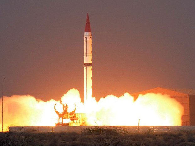 Paquistão realizou nesta sexta-feira o lançamento de um míssil balístico capaz de transportar carga nuclear (Foto: ISPR / AFP)