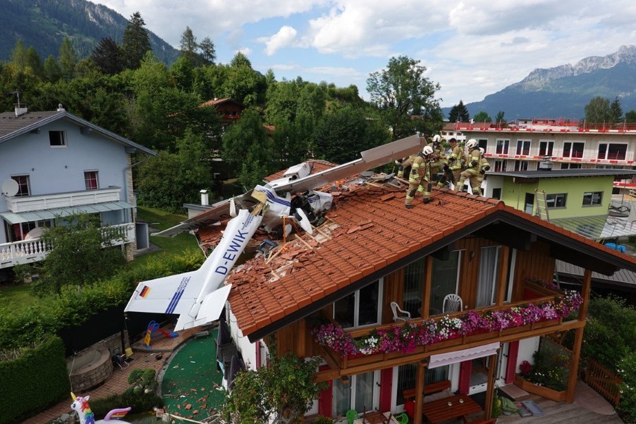 Avião de pequeno porte colidiu com telhado de casa na Áustria