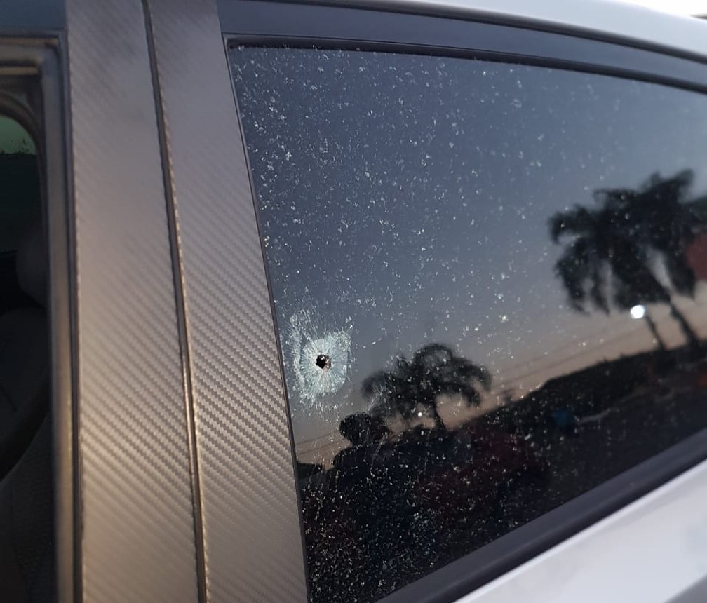 Carro atingido por disparo durante s&eacute;rie de roubos em Campinas &mdash; Foto: Pol&iacute;cia Rodovi&aacute;ria