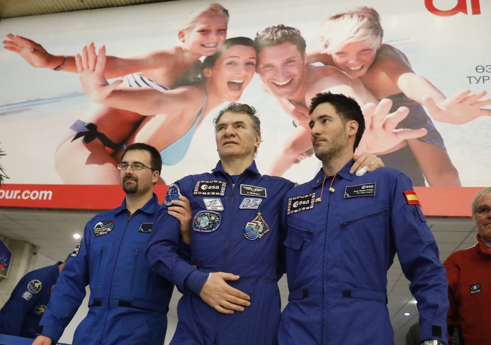 Astronautas desembarcaram após mais de quatro meses no espaço (Foto: Dmitry Lovtsky/AFP)