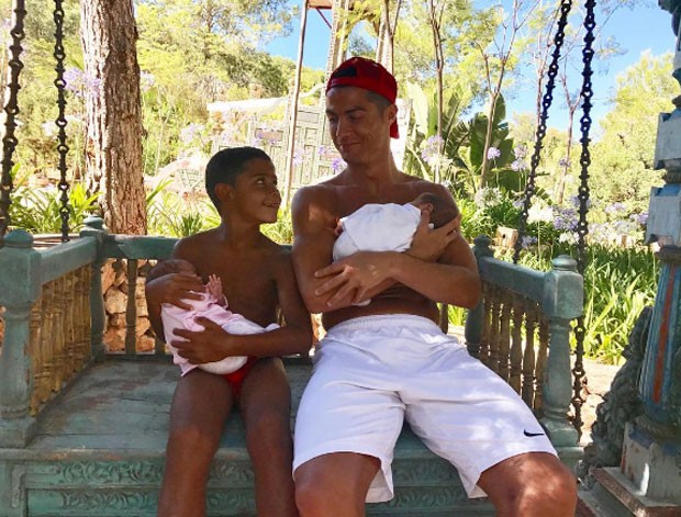 Cristiano Ronaldo posa com os filhos gêmeos e o primogênito  (Foto: Reprodução)