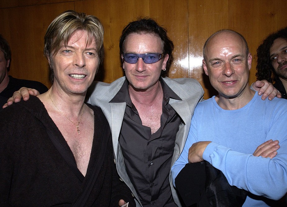 Brian Eno (à direita), com David Bowie e Bono, do U2 (centro), em imagem de 2002.