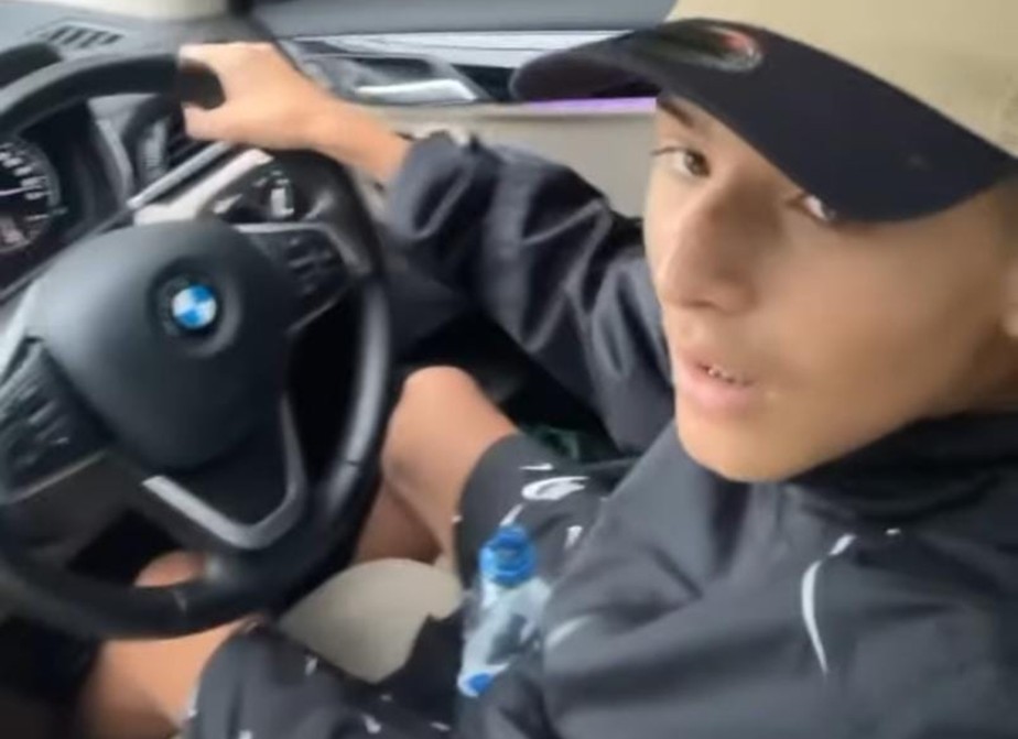 Gabb MC, de 13 anos, posta dirigindo BMW