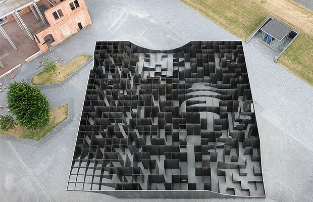 O projeto Gijs van Vaerenbergh – uma colaboração entre os arquitetos e artistas belgas Pieterjan Gijs e Arnout van Varenbergh – criou um labirinto na praça central do Centro de Arte C-mine em Gerk, na Bélgica (Foto: Divulgação)