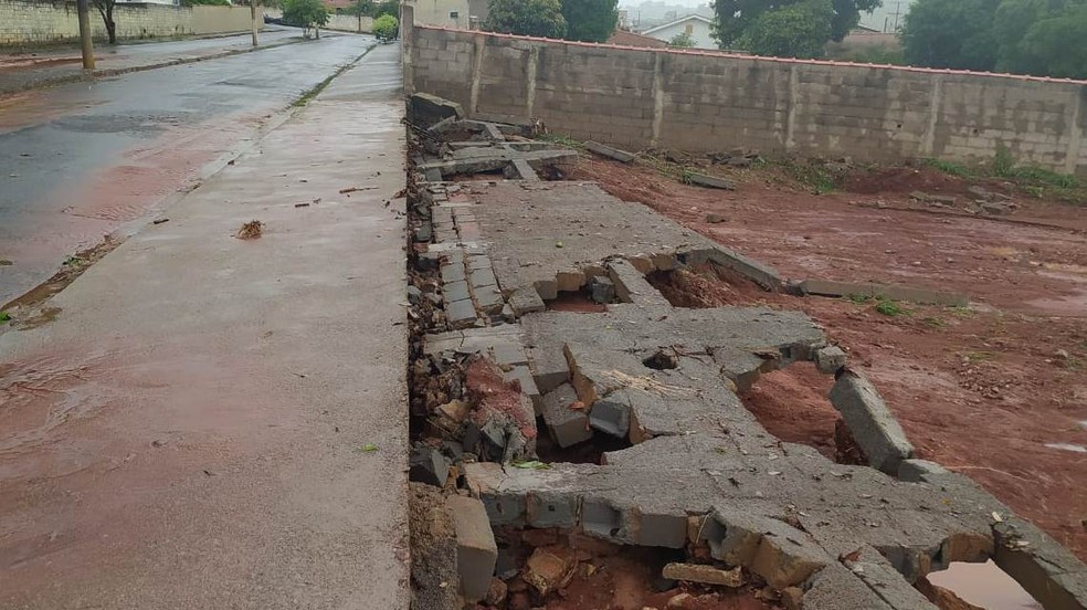 Queda de muro após chuva em Tapiratiba — Foto: Arquivo Pessoal