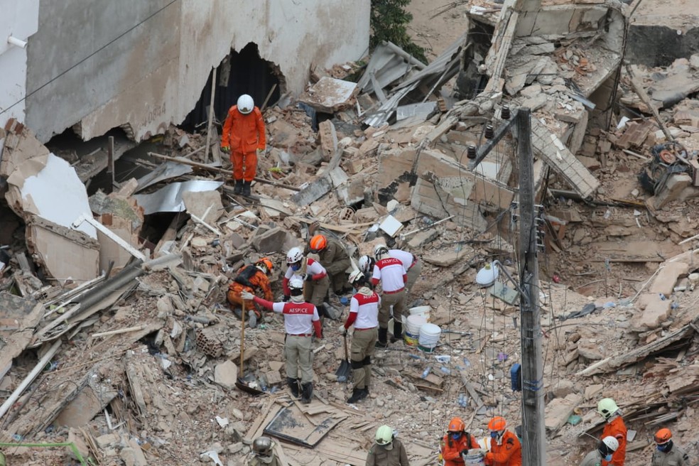 Bombeiros voltam a trabalhar na área dos escombros em Fortaleza — Foto: José Leomar/SVM