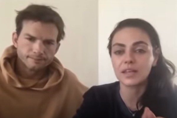 Mila Kunis e Ashton Kutcher agradecem doações  (Foto: Reprodução/YouTube)