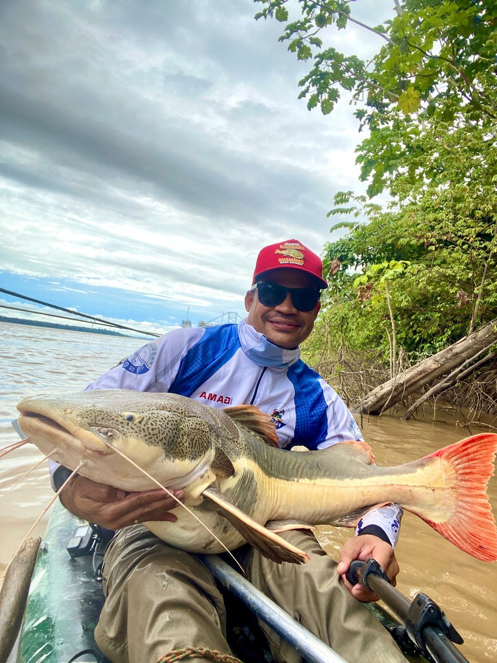 João Cordeiro pesca pirarara no rio Madeira — Foto: João Cordeiro/Arquivo Pessoal