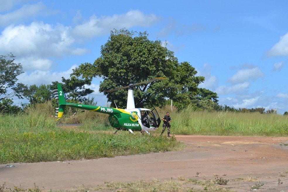 Polícia contou com auxílio de um helicóptero durante as buscas — Foto: Misael Lima / Portal Mpiaui