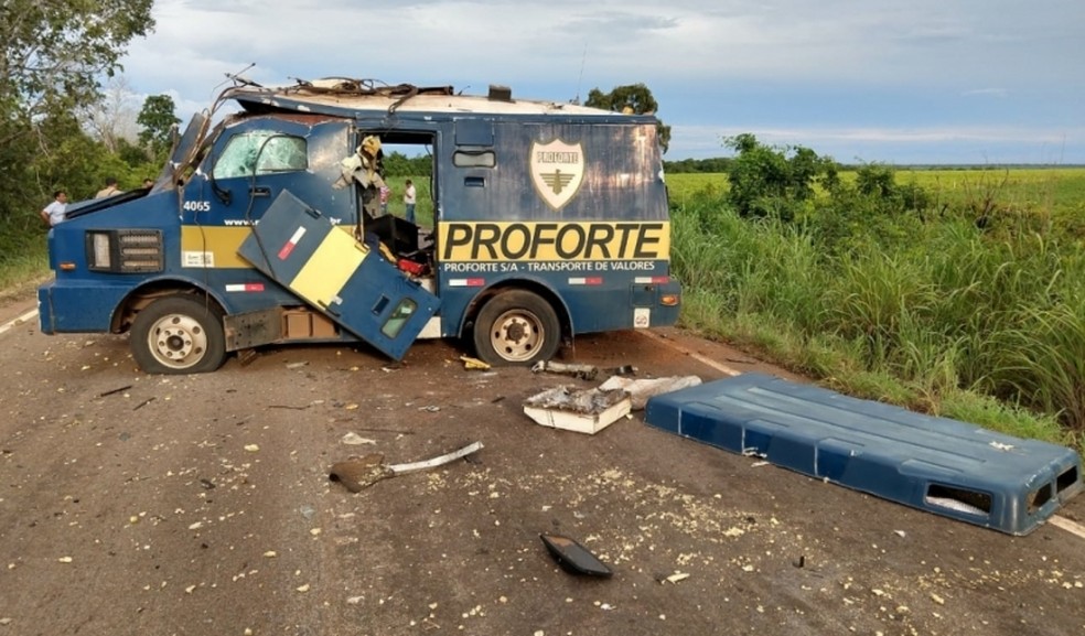 Teto do carro-forte foi arrancado com a explosão — Foto: Fred Alves/Centro Norte Notícias