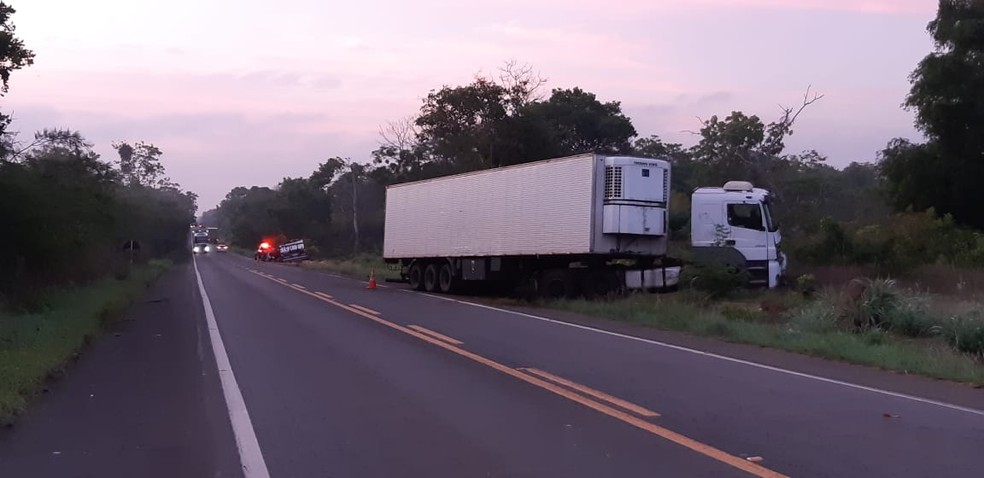 PRF suspeita que o motorista da carreta tenha dormido ao volante. — Foto: Divulgação/Polícia Rodoviária Federal do Maranhão (PRF-MA)