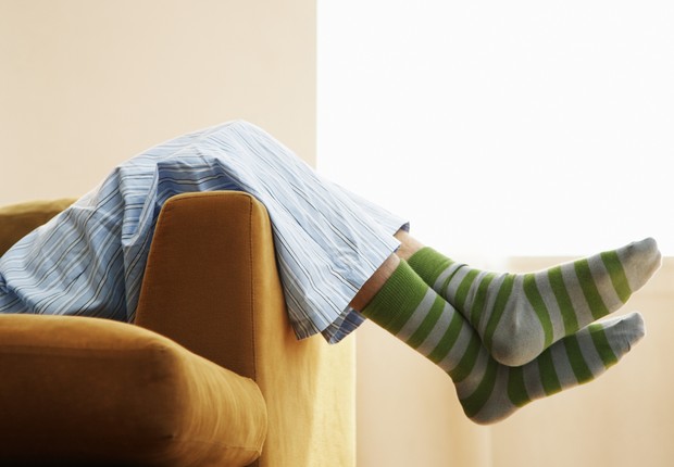 preguiça-sedentarismo-sofá-deitado- (Foto: Thinkstock)