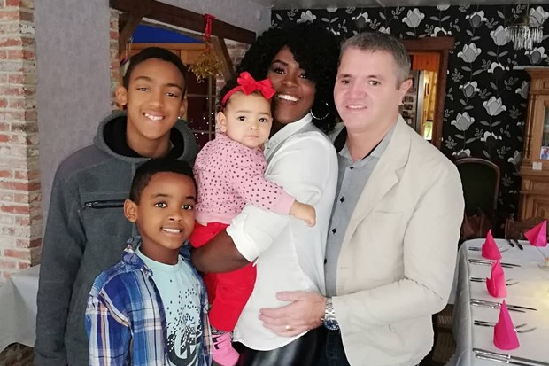 Angélica Ramos com os três filhos e o marido (Foto: Reprodução/Instagram)