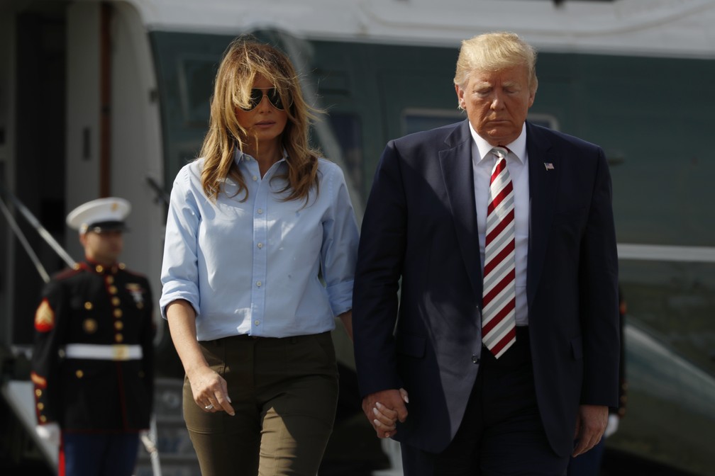O presidente americano, Donald Trump, e a esposa, Melania, andam em direção à imprensa antes de o presidente falar neste domingo (4), em Morristown, Nova Jérsei. — Foto: Jacquelyn Martin/AP