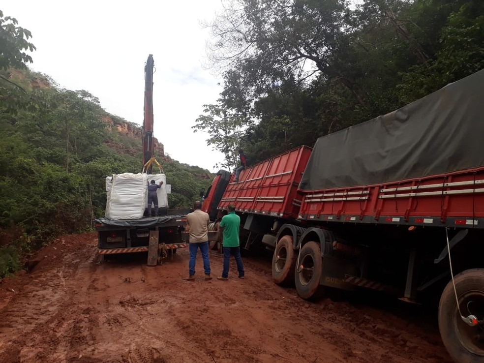 Caminhões sofrem para trafegar pela Rodovia Transcerrados, no Sul do Piauí — Foto: Divulgação