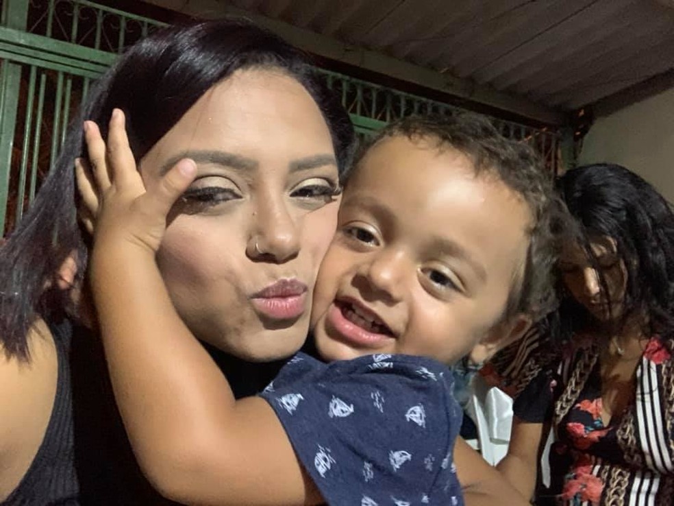 Tatiana da Silva Marques e o filho Bernardo, morto pelo pai no DF — Foto: Facebook/Reprodução