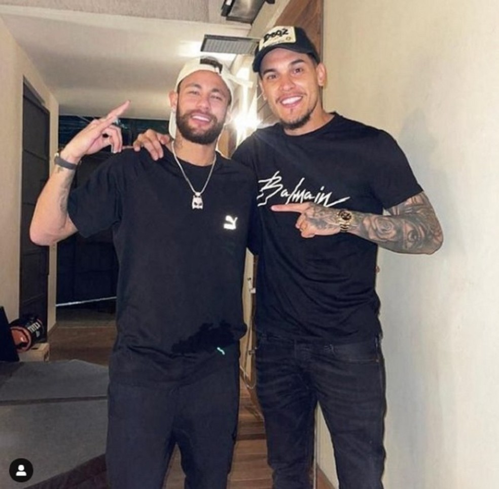 Gustavo Gómez, do Palmeiras, estreita laços e se encontra com Neymar em São Paulo