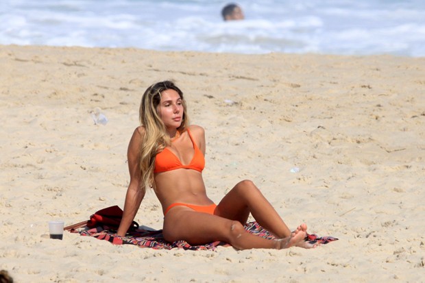 Carol Portaluppi é fotografada tomando sol em dia de praia no Rio
