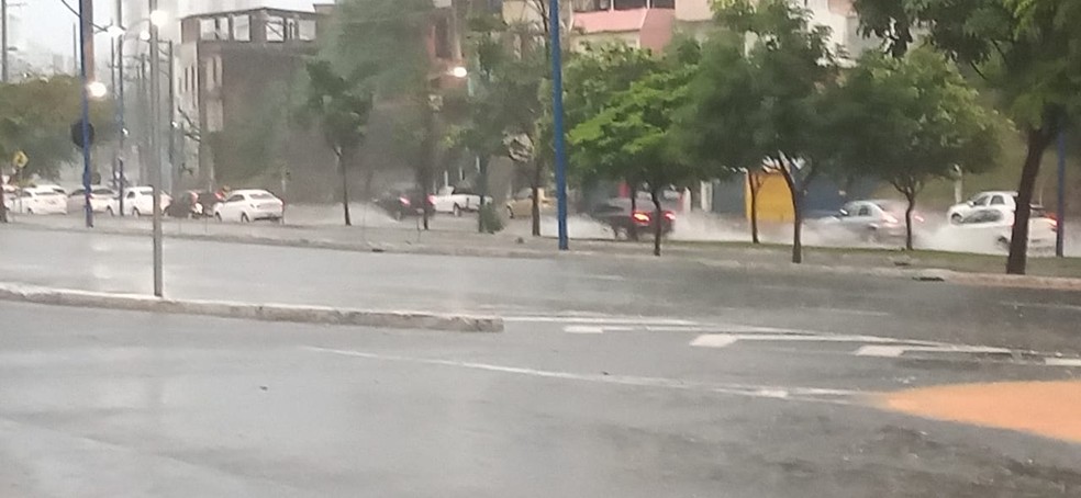 Chuva na Avenida Vasco da Gama, em Salvador — Foto: Cid Vaz/TV Bahia