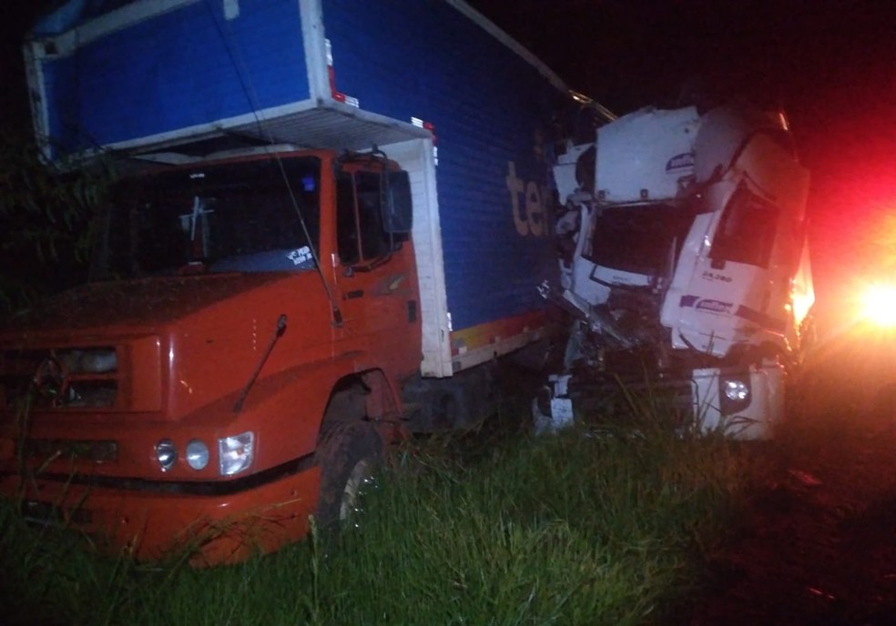 Por motivos desconhecidos, caminhão bateu na traseira de outro na SP-613, em Teodoro Sampaio (SP) — Foto: Teodoro Notícias